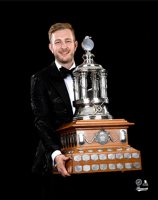Pre-Order - Linus Ullmark Autographed Vezina Trophy 2023 8x10 Photo